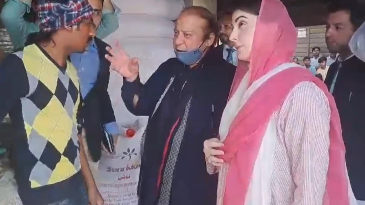 Nawaz Sharif with Punjab CM Maryam reaches public to check bread price