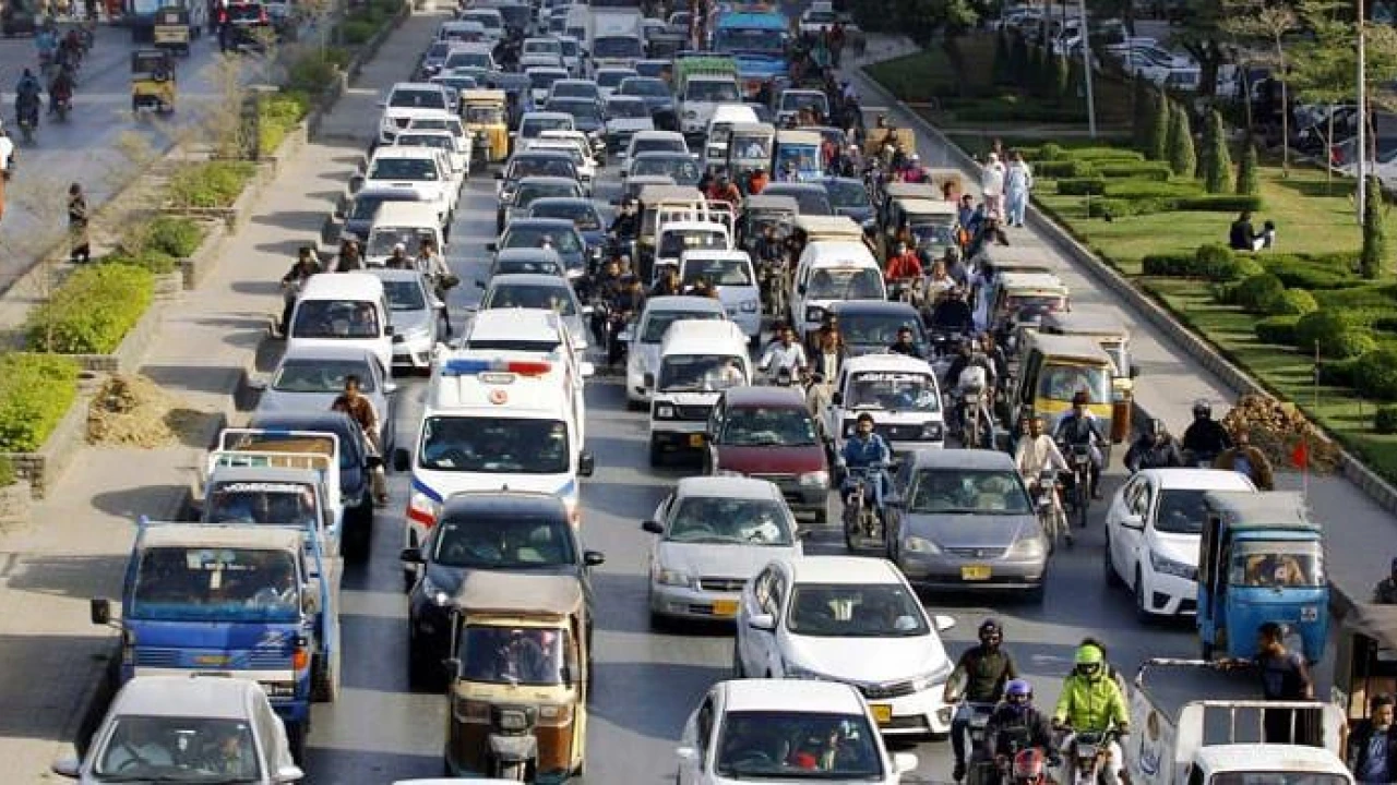 Traffic plan released as Iranian President to visit Lahore, Karachi today