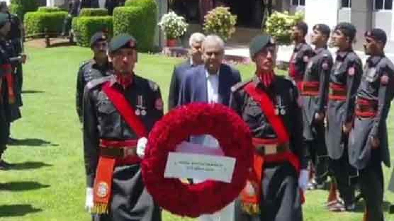 محسن نقوی کا ایف سی ہیڈ کوارٹر بلوچستان کا دورہ، یادگار شہداء پر حاضری