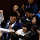 تائیوان پارلیمنٹ میں اراکین دست و گریباں ، ایک دوسرے پر لاتوں اور گھونسوں کی بارش