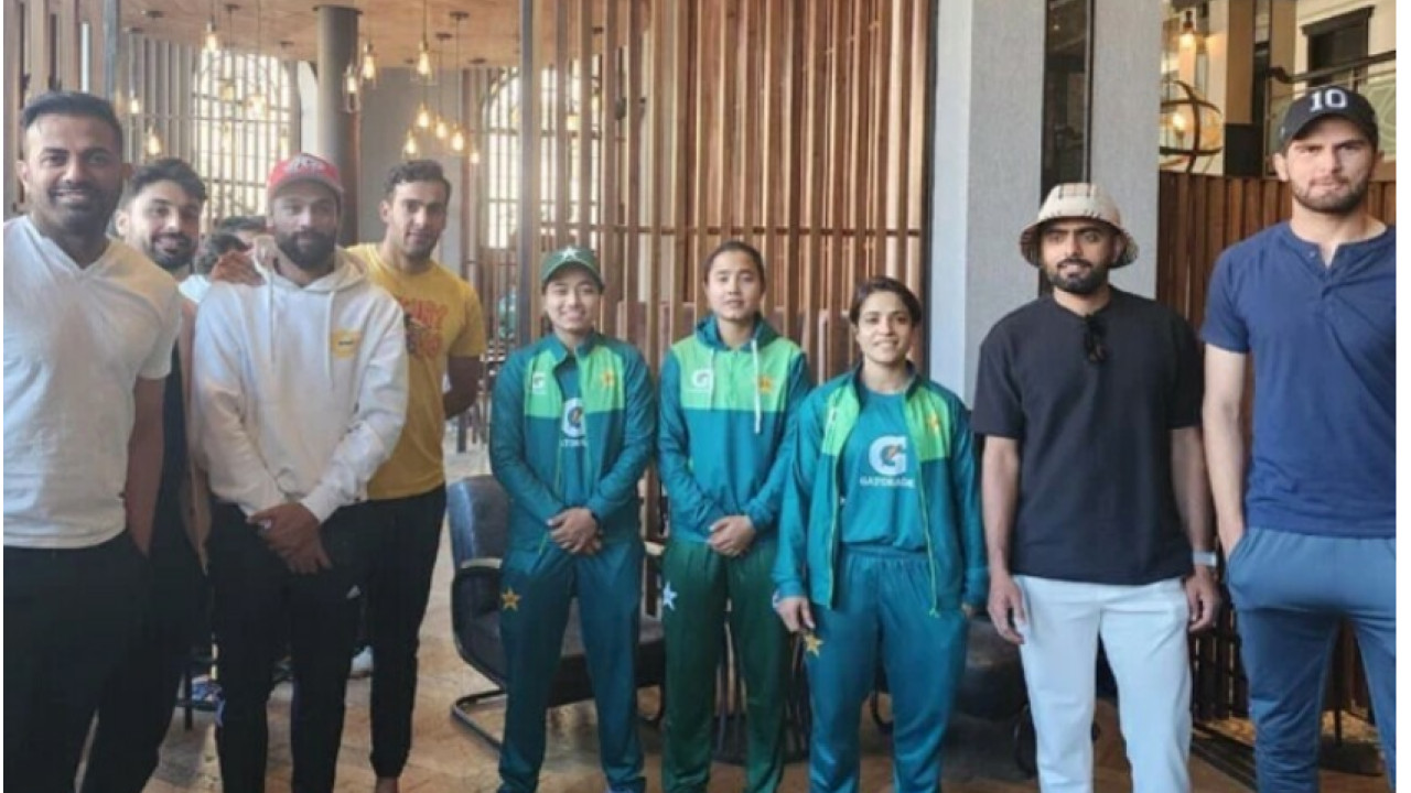 پاکستان ویمنز کرکٹ ٹیم کی کھلاڑیوں سے بابر الیون  کی لیڈز میں ملاقات