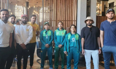پاکستان ویمنز کرکٹ ٹیم کی کھلاڑیوں سے بابر الیون  کی لیڈز میں ملاقات