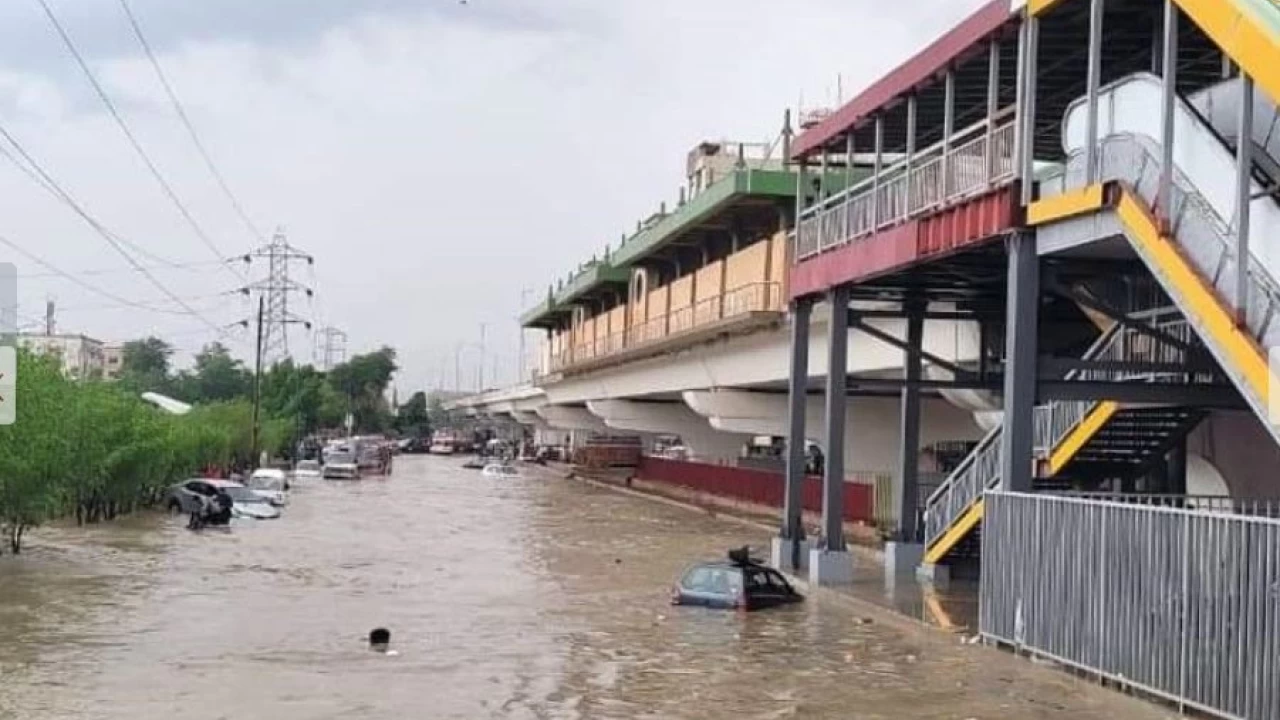 Torrential rains leave Karachi roads inundated with water; trigger traffic jams