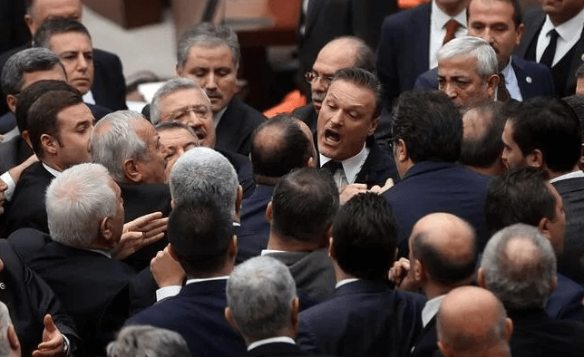 ترک پارلیمنٹ میں بجٹ سیشن کے دوران ارکان گتھم گتھا ہوگئے