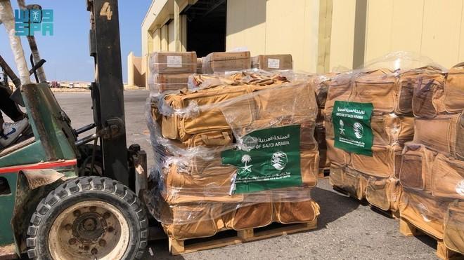 سعودی عرب کے مزید دو طیارے غزہ کےلیے امداد لے کرمصر پہنچ گئے