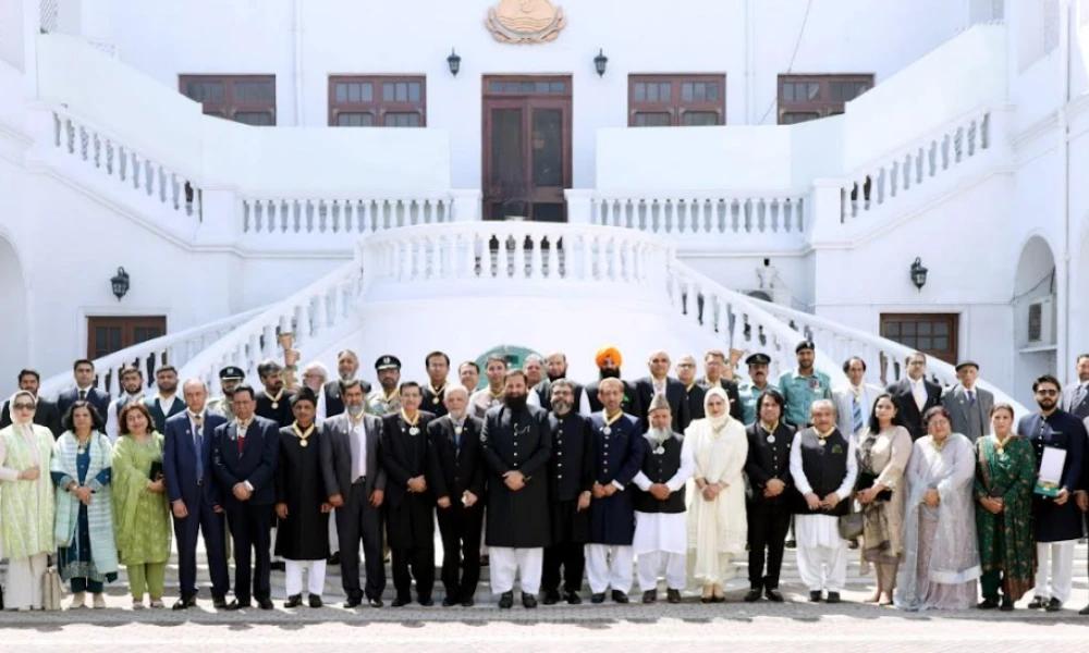 یوم پاکستان کے موقع پرگورنر پنجاب نے 132 شخصیات کو سول ایوارڈ سے نوازا