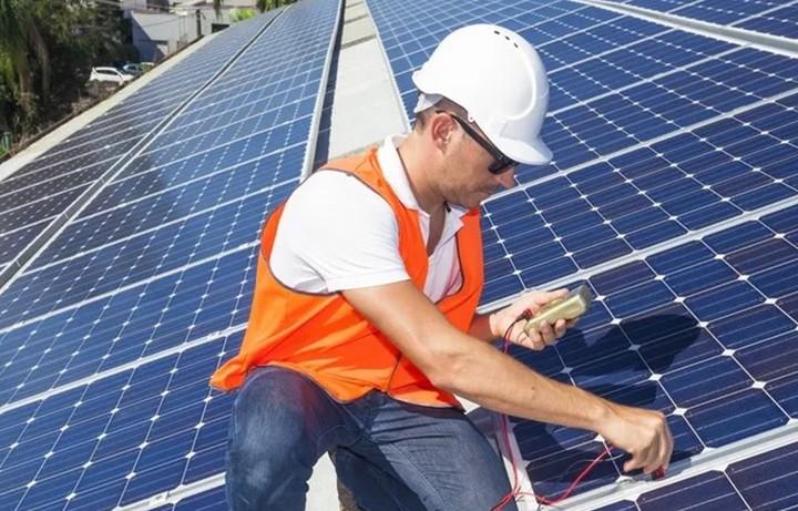 سولر پینلز کی قیمتوں  میں اچانک بڑی کمی