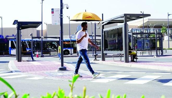 دبئی میں پبلک ٹرانسپورٹ کے مسافروں کےلئے مفت سمارٹ چھتری سروس شروع