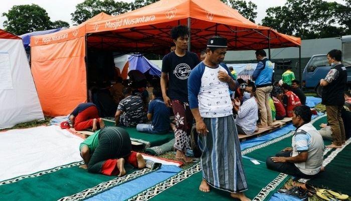 Indonesian Muslims hold Friday prayers in shadow of deadly volcano