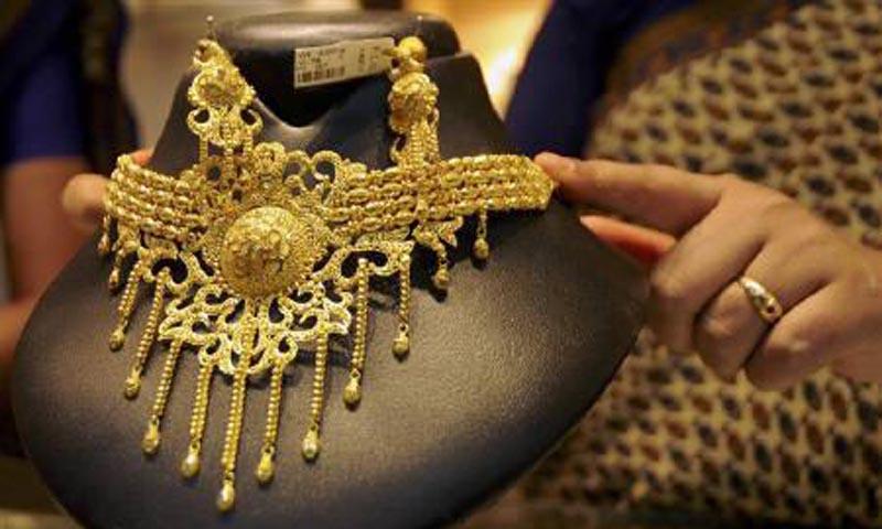 Gold rates dip by Rs.500 to Rs237,100 per tola