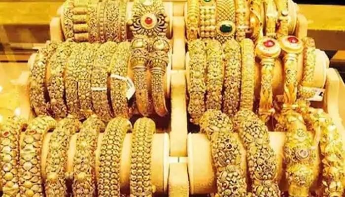 Gold price high by Rs800 per tola