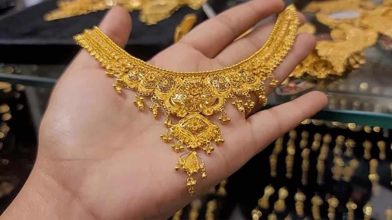 Gold price jacks up by Rs2400 per tola in Pakistan