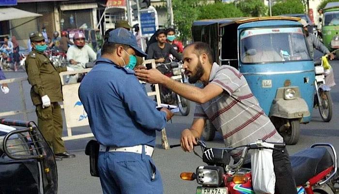 Rs2000 challan for bike rider without helmet in Lahore