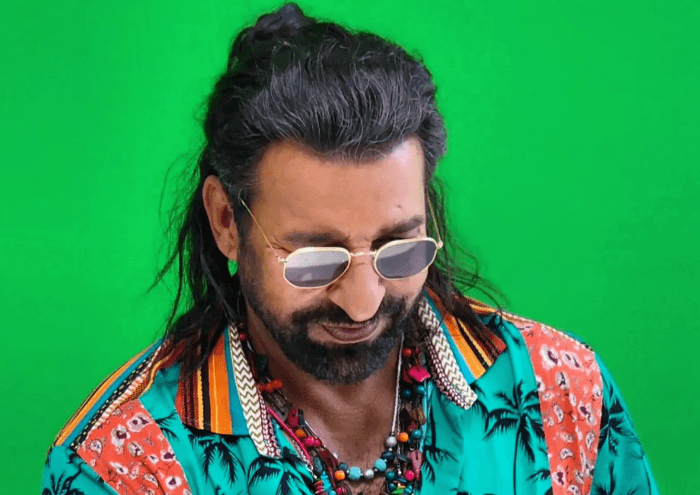 Wasim Akram wows fans with new look