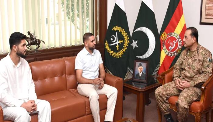 Boxer Amir, Martial Arts Champion Shahzaib meet COAS