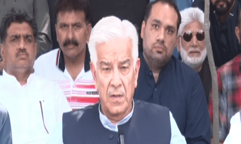 غلامی نامنظور کا نعرہ لگانے والے اب مذاکرات کی باتیں کررہے ہیں، خواجہ آصف
