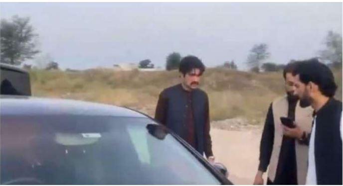 پی ٹی آئی رہنماء شیر افضل مروت کی گاڑی کو حادثہ، بال بال بچ گئے