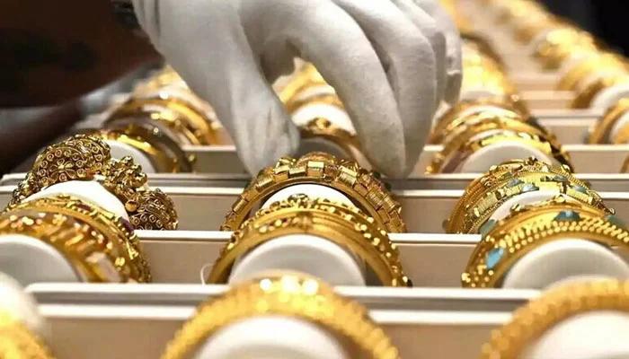 Gold prices in Pakistan fall slightly