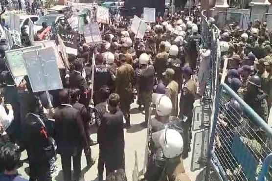 وکلاء کا مطالبات کے حق میں احتجاج، پولیس کی جانب سے آنسو گیس شیلنگ