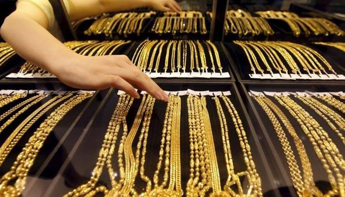 Gold price drops by Rs800 per tola