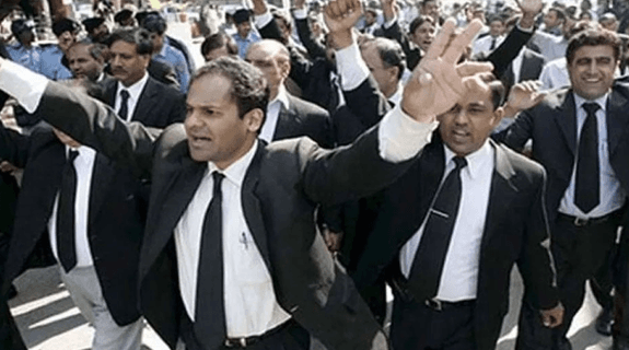 ملک بھر میں بار ایسوسی ایشنز کی کال پر وکلاء کی ہڑتال