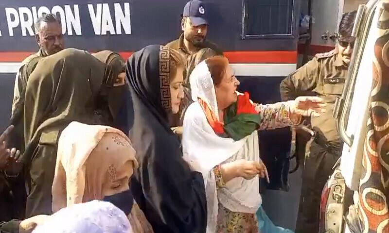 سیالکوٹ پولیس نے پی ٹی آئی رہنما ریحانہ ڈار کو حراست میں لے لیا