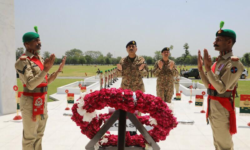 آرمی چیف کا لاہور گیریثرن کا دورہ ، یادگار شہدا پر پھول  پیش کیے