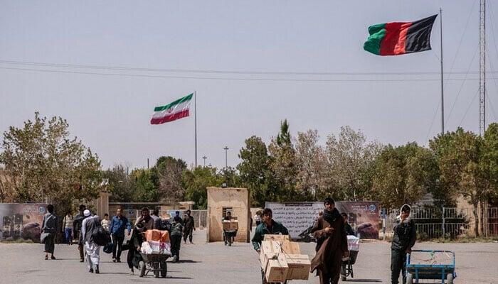 ایران نے غیر قانونی افغان شہریوں کو ملک بدر کرنا شروع کردیا