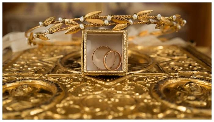 Gold price drops by Rs1,900 per tola across country