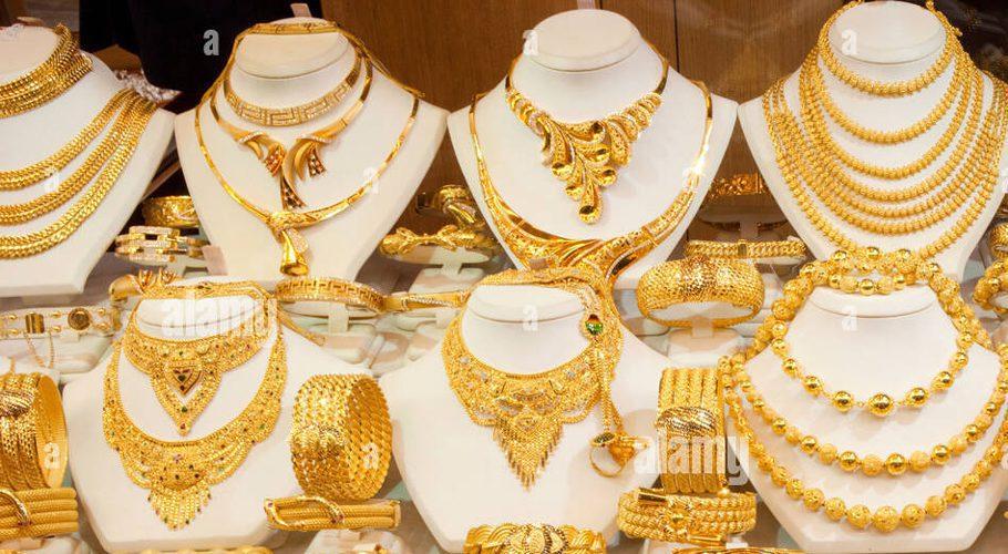 Gold price falls by Rs6,200 per tola