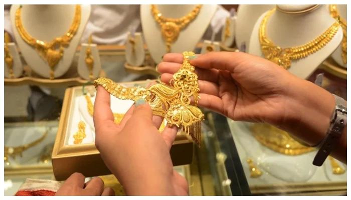 Price of gold falls further in Pakistan