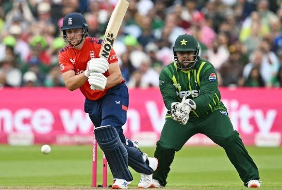 England set 184-run target for Pakistan in second T20I match