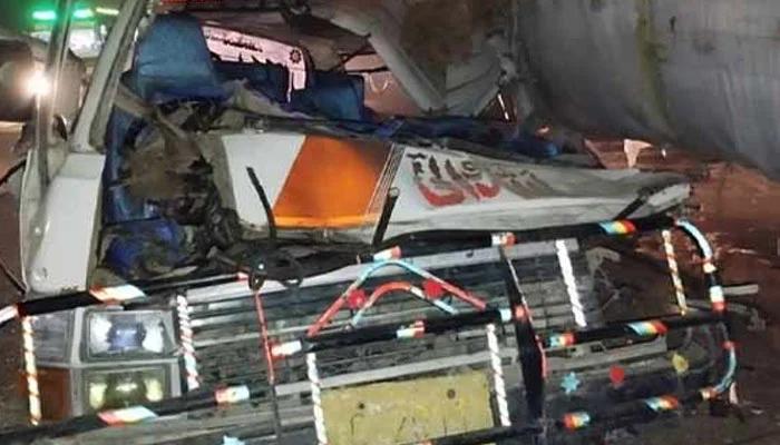 کوٹ ادو: ٹرک اور وین میں تصادم ، ایک ہی خاندان کے 11 افراد جاں بحق