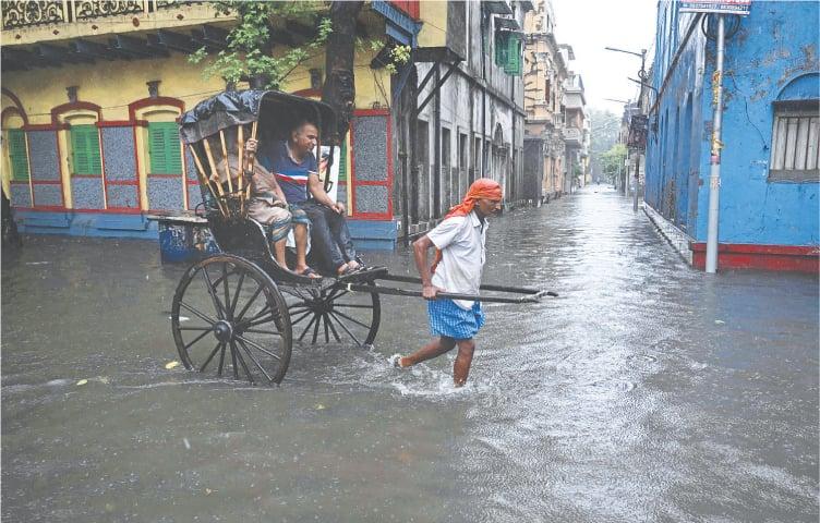 16 killed after cyclone batters Bangladesh, India