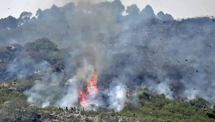 مارگلہ کی پہاڑیوں میں لگی آگ کی شدت میں اضافہ