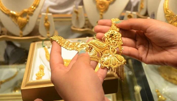 Gold price falls by Rs1400 per tola