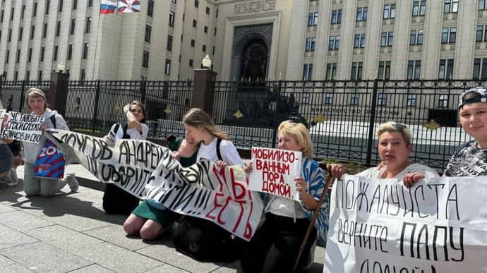 Russian soldiers' wives demand defence minister return their men from the front