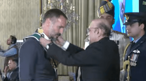 President Zardari confers Nishan-i-Pakistan award on Prince Rahim Aga Khan