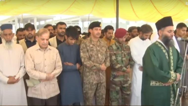 دہشتگرد حملے میں شہید ہونیوالے کیپٹن کی نماز جنازہ ادا، وزیراعظم کی شرکت