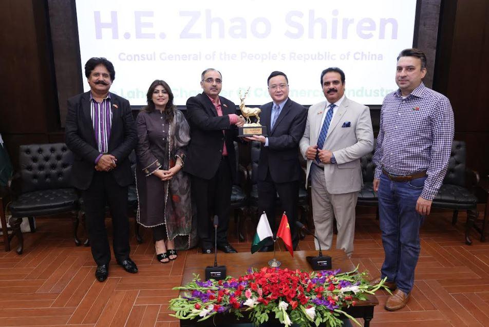 Chinese CG distributes certificates among Chinese language course participants at LCCI