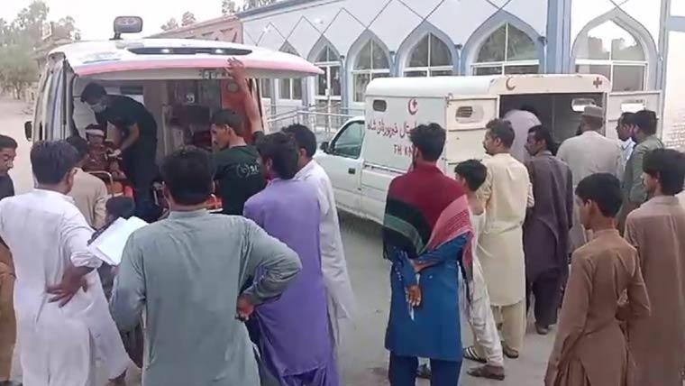 Five killed as truck, loader rickshaw collide in Dadu