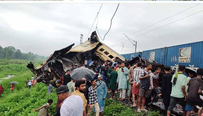 13 killed in collision between passenger, freight trains in Kolkata