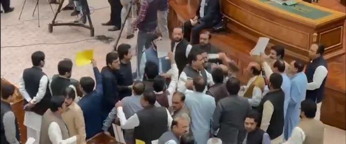 پنجاب اسمبلی میں اپوزیشن کی  ہنگامہ آرائی کے باعث ضمنی بجٹ کی منظوری نہ ہوسکی