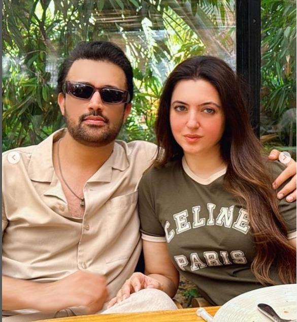پاکستانی معروف سنگرعاطف اسلم کی پرستاروں سے اپنی بیٹی کی تصویر پر کیپشن دینے کی درخواست 