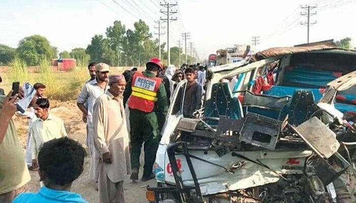 بھکر : وین اور ٹرک میں تصادم ، 5 افراد جاں بحق، 13 زخمی