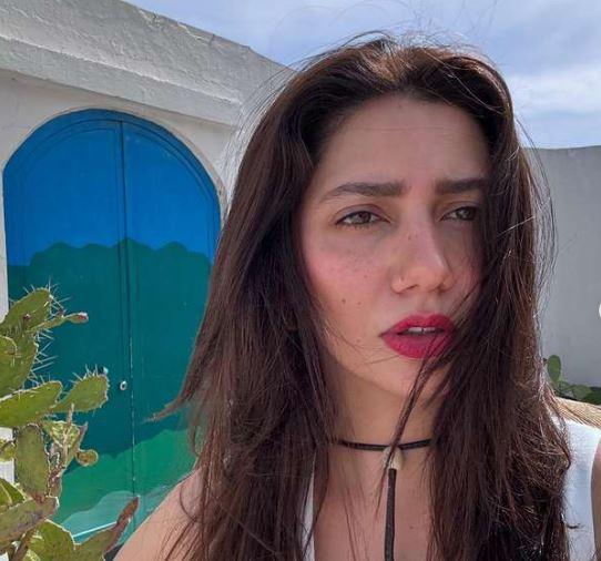 Mahira Khan storms into social media by heart-touching attire