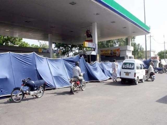 ملک بھر میں پٹرولیم ڈیلرز کی ہڑتال ، کراچی میں متعددپمپس بند
