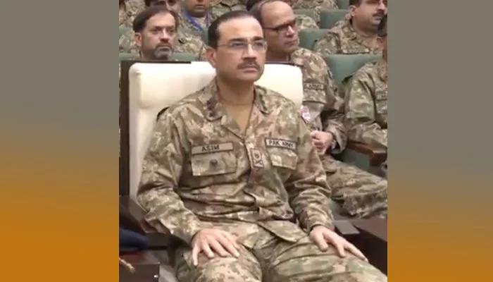 مشکلات کے پیش نظر فوج پاکستان کی ترقی میں اہم کردار ادا کرتی ہے ، آرمی چیف