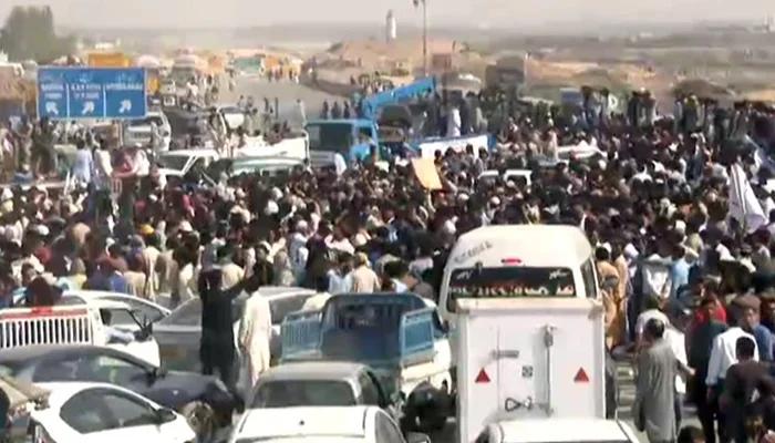 کراچی ،مبینہ پولیس مقابلے کی زد میں آکر فائرنگ سے خاتون جاں بحق ، اہلخانہ سراپا احتجاج