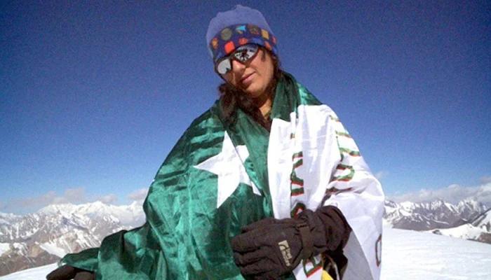 پاک فوج نے کےٹو بیس کیمپ سے پاکستانی کوہ پیما ثمینہ بیگ کو ریسکیو  کرلیا